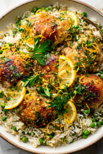 One-Pot Lemon Herb Chicken and Rice, a comforting dish with chicken thighs, rice, and vibrant vegetables for fall gatherings.