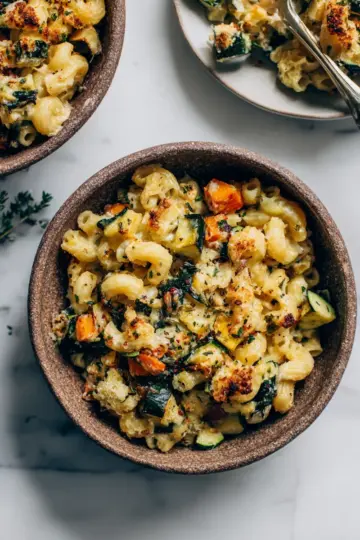 One-Pot Veggie Mac and Cheese with gooey cheese and fresh vegetables, perfect for speedy family dinners and cozy gatherings.